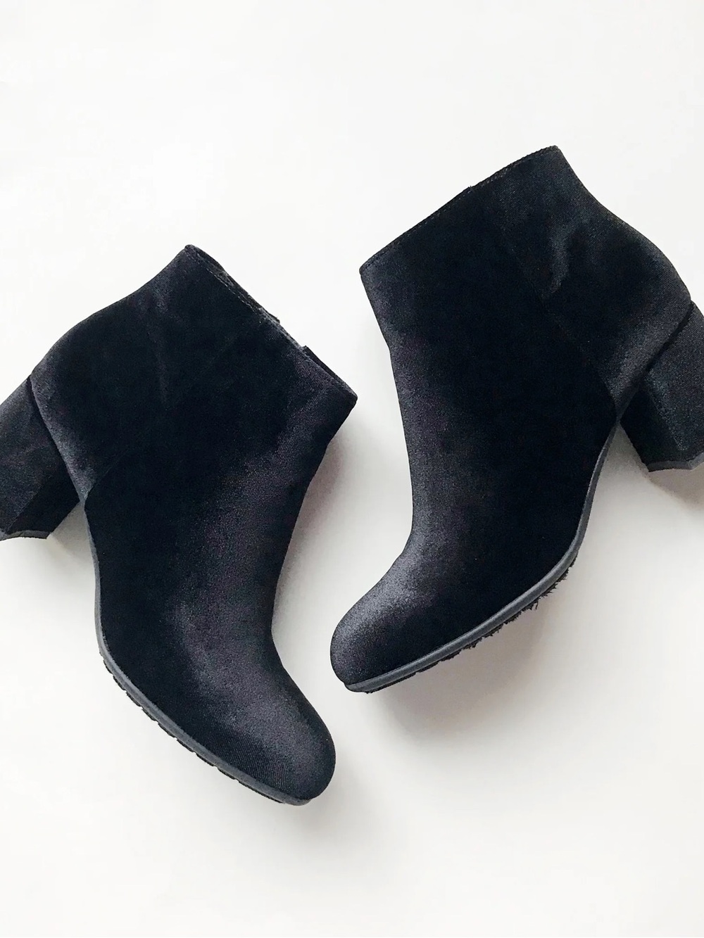 Heel NEW WITH BOX (NWB) Earthies Black Velvet Ankle Booties w/ Block Heel Apollo